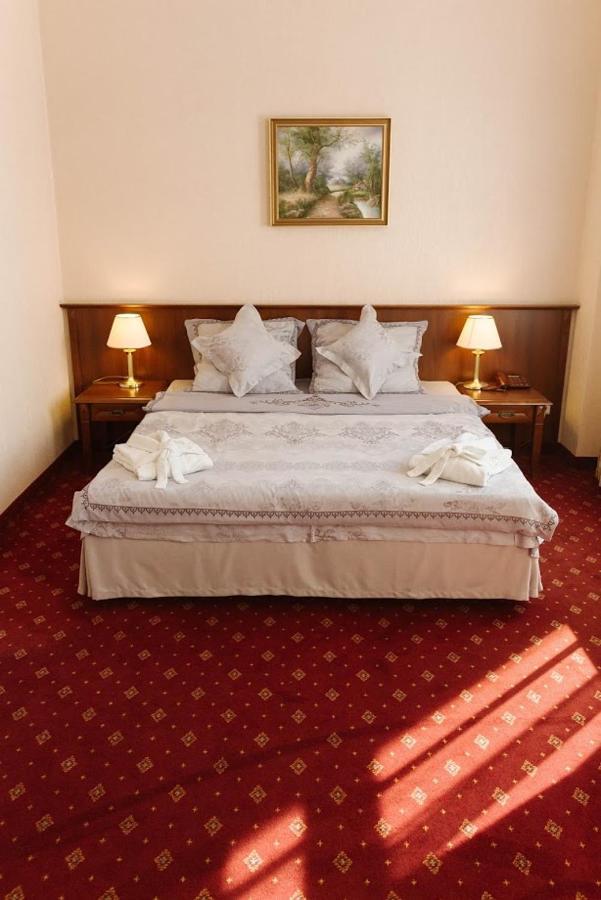 Hotel Jakub Sobieski โอวาวา ภายนอก รูปภาพ