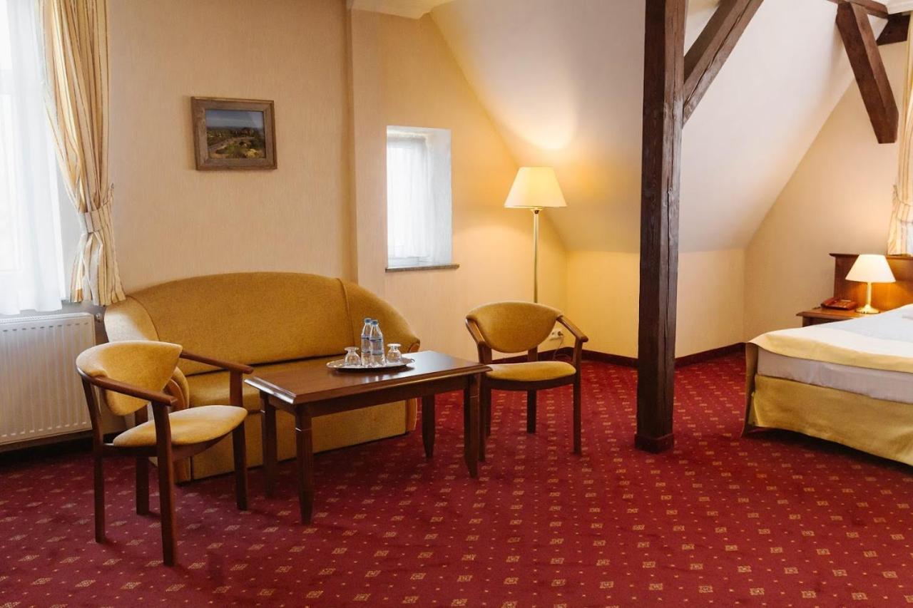 Hotel Jakub Sobieski โอวาวา ภายนอก รูปภาพ