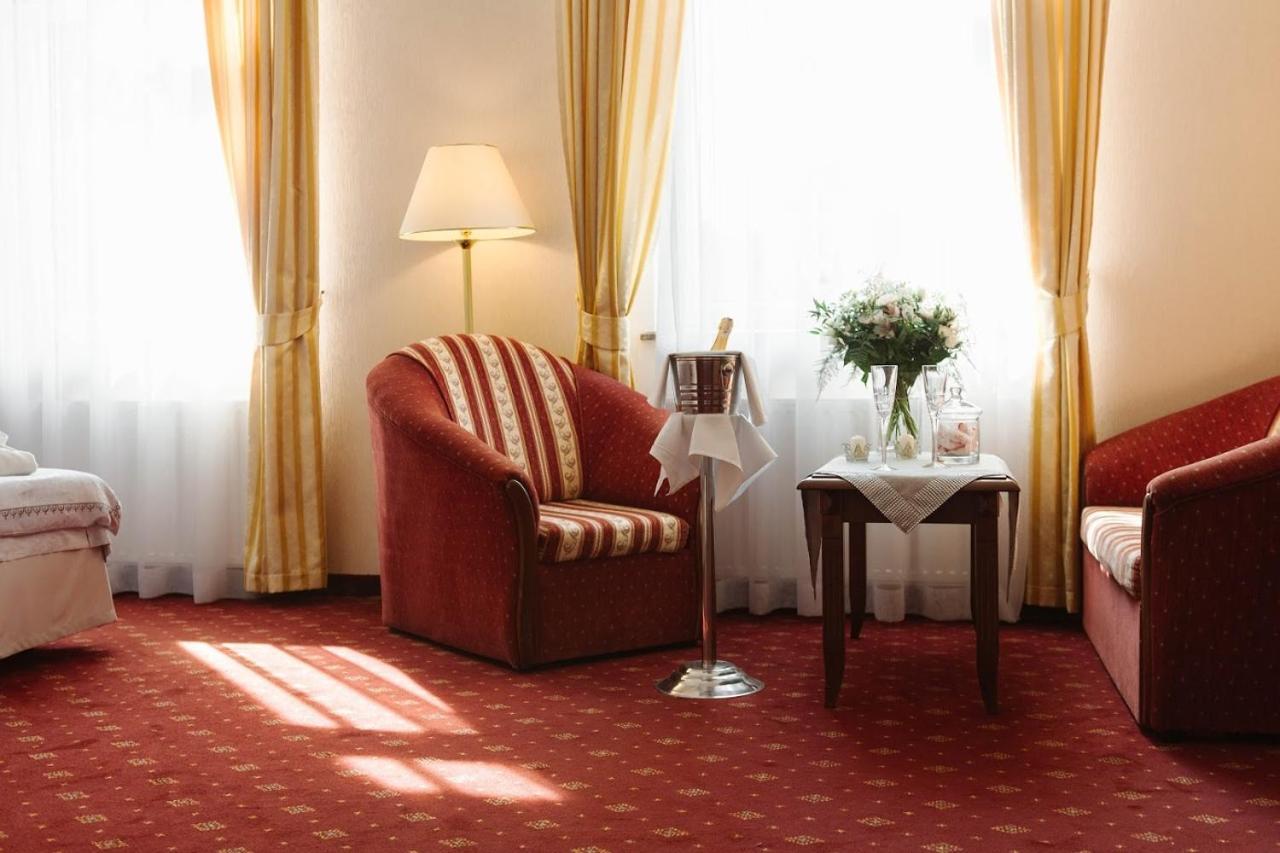 Hotel Jakub Sobieski โอวาวา ภายนอก รูปภาพ