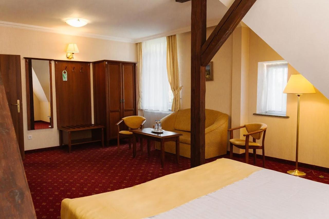 Hotel Jakub Sobieski โอวาวา ภายนอก รูปภาพ