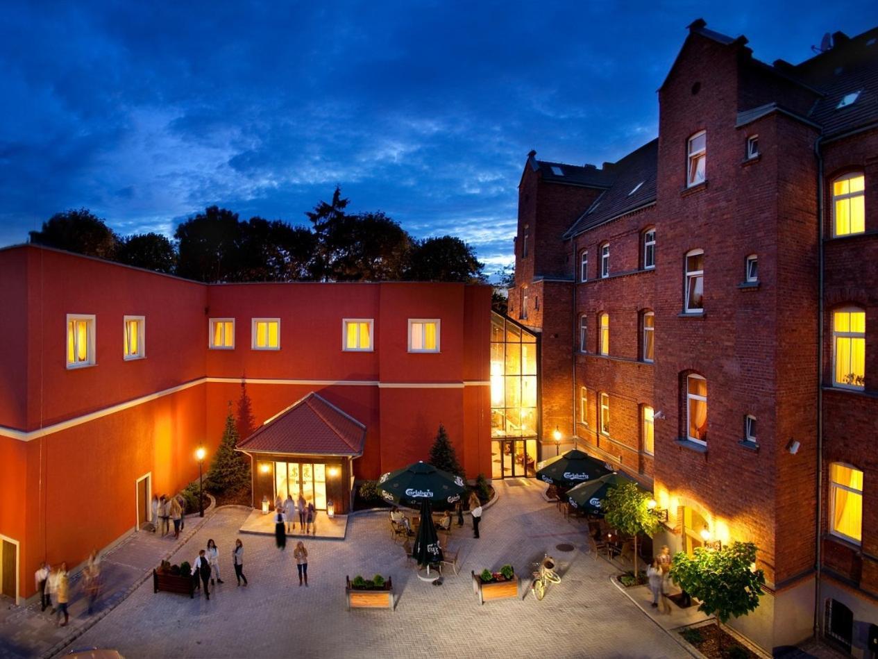 Hotel Jakub Sobieski โอวาวา ภายนอก รูปภาพ