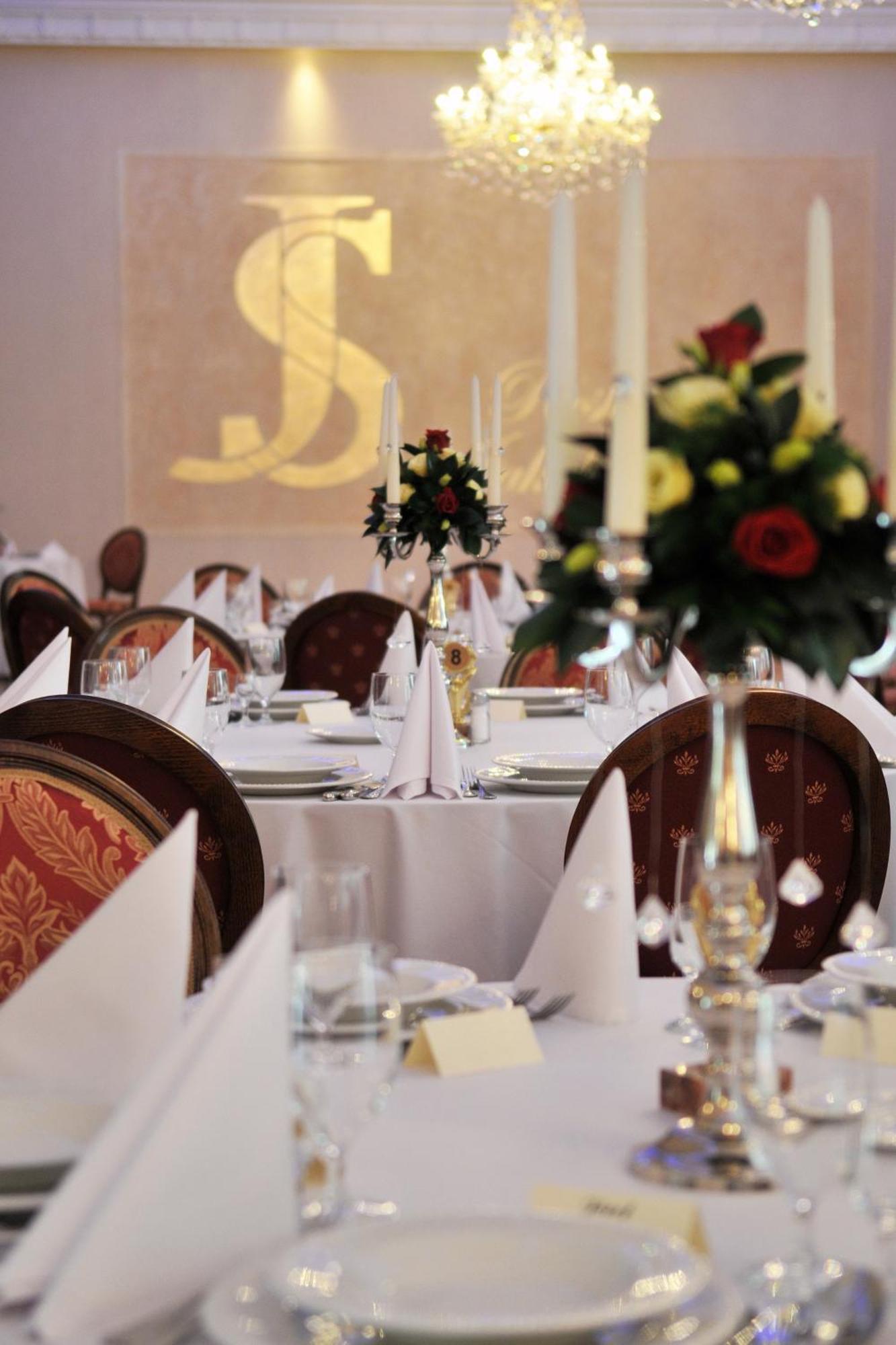 Hotel Jakub Sobieski โอวาวา ภายนอก รูปภาพ