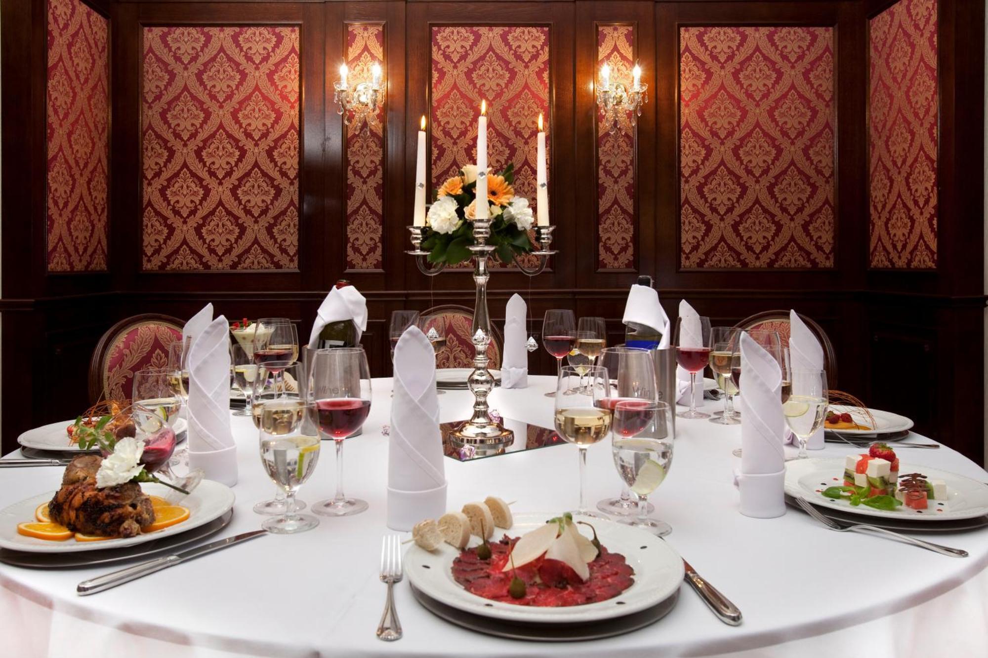 Hotel Jakub Sobieski โอวาวา ภายนอก รูปภาพ