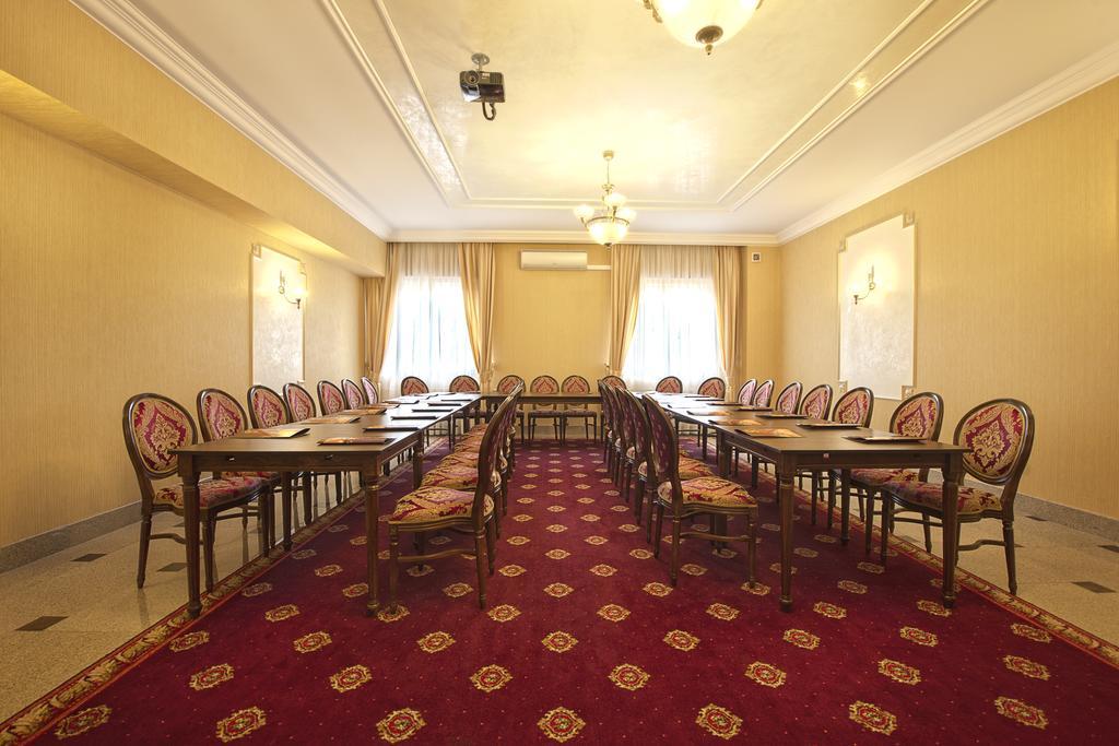 Hotel Jakub Sobieski โอวาวา ภายนอก รูปภาพ